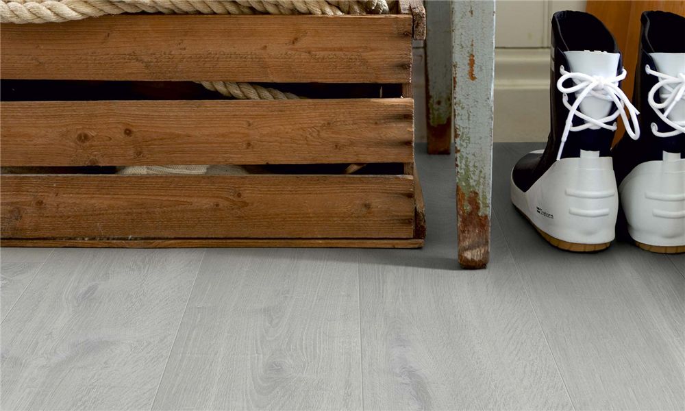 Ламинат Pergo Original Excellence Sensation Modern Plank 4V Дуб известково-серый L1231-03367 фото в интерьере